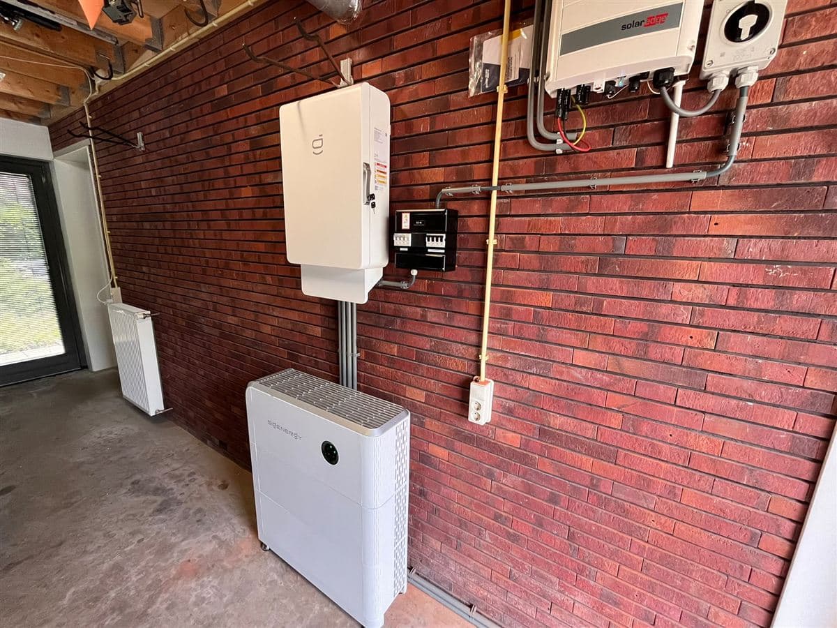 Sigenergy-thuisbatterij van 16 kWh met Energy Controller naast een bestaande SolarEdge-omvormer in Eelderwolde