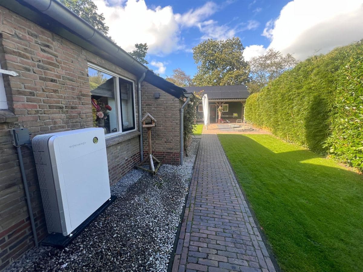 Sigenergy-thuisbatterij van 30 kWh buiten tegen de gevel van een woning in Zuidlaren