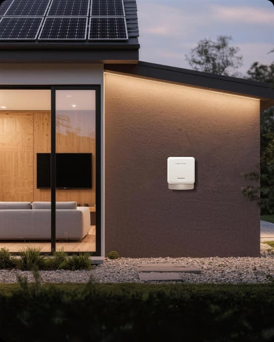 Sigenergy-thuisbatterij aan de buitengevel van een woning met zonnepanelen