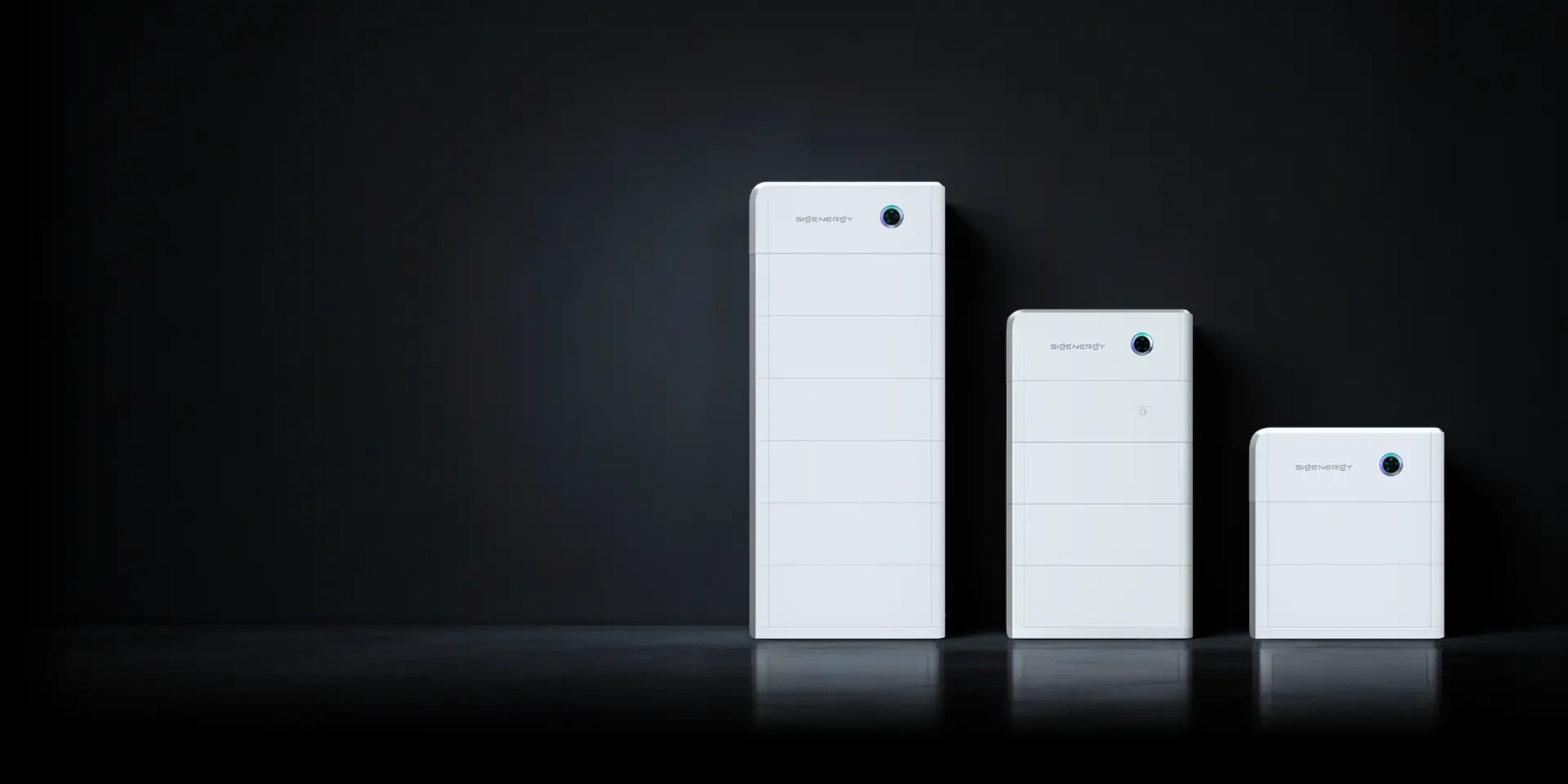 Drie Sigenergy SigenStor-torens naast elkaar, van hoog naar laag: meer batterijmodules betekent meer opslag