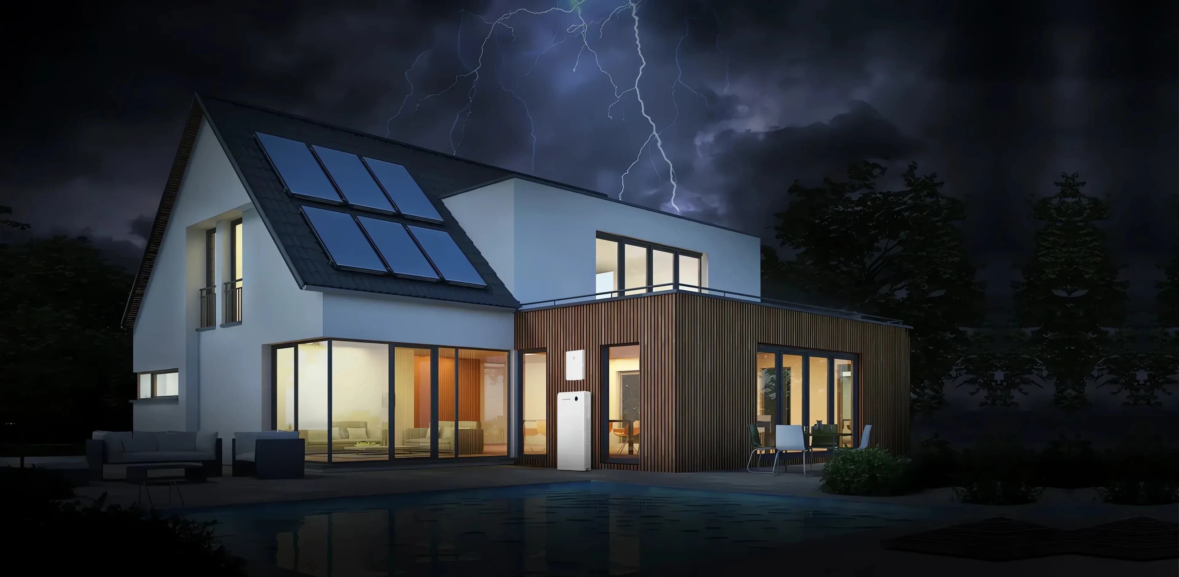 Woning met zonnepanelen tijdens onweer 's avonds, met licht aan binnen