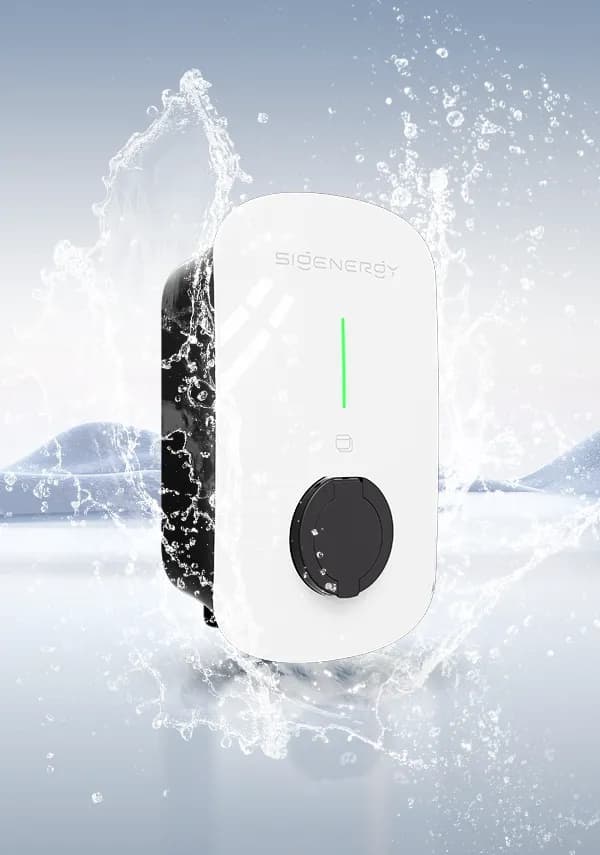 Productfoto van de Sigen EV AC Charger (socket-uitvoering) met spatwater: de lader is IP65 en geschikt voor buiten